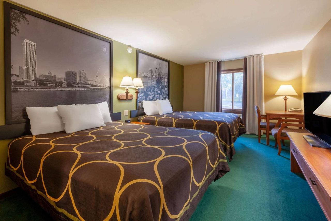 Super 8 By Wyndham Wi Berlin