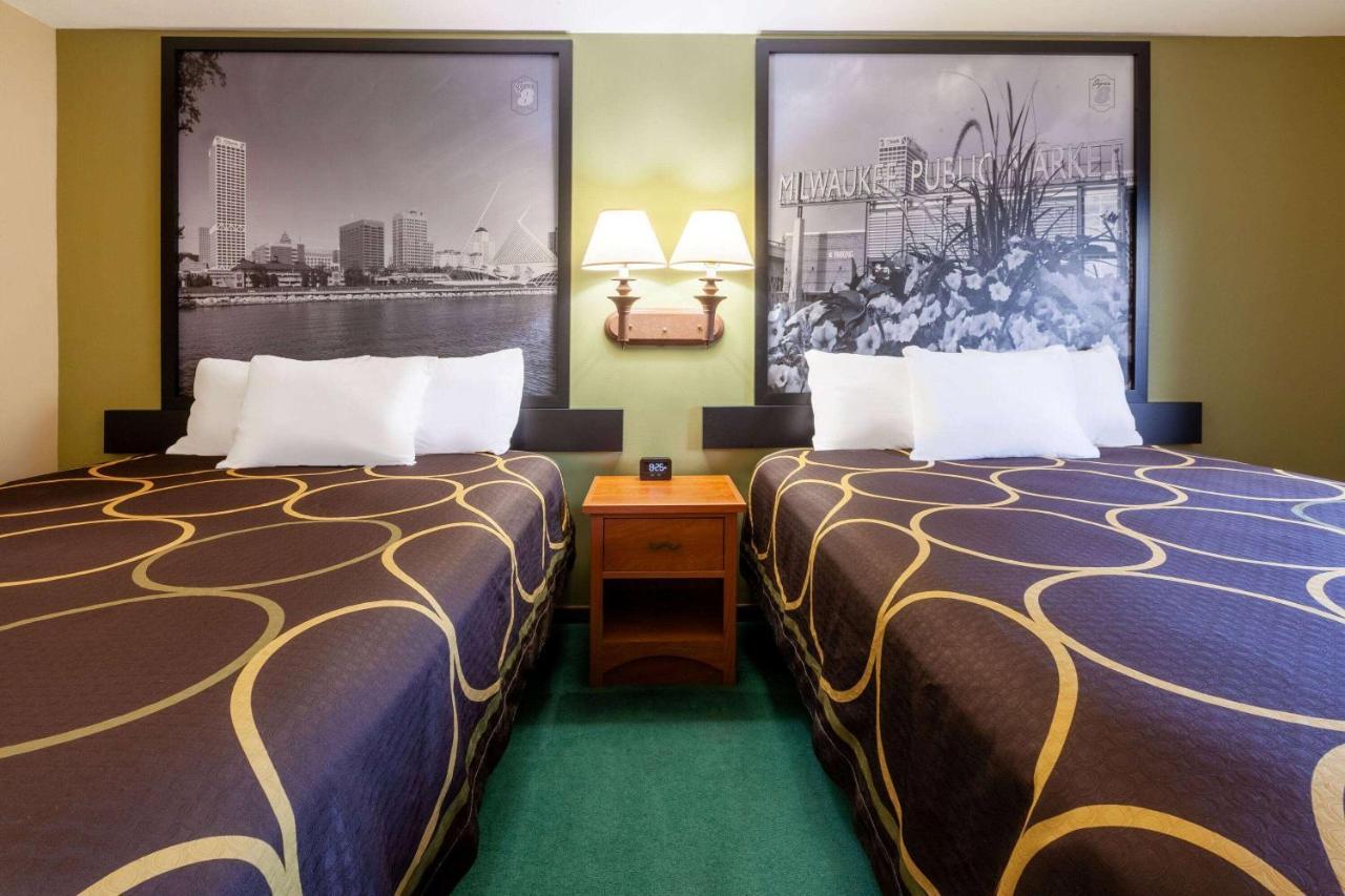 Super 8 By Wyndham Wi Berlin