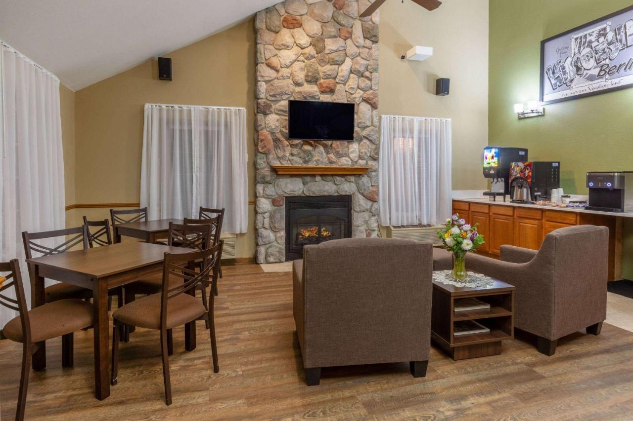 Super 8 By Wyndham Wi Hotel